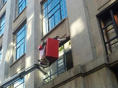 Carpintería Metálica Ángel Fernández hombre trabajando