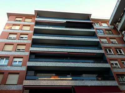 Carpintería Metálica Ángel Fernández edificio con balcones